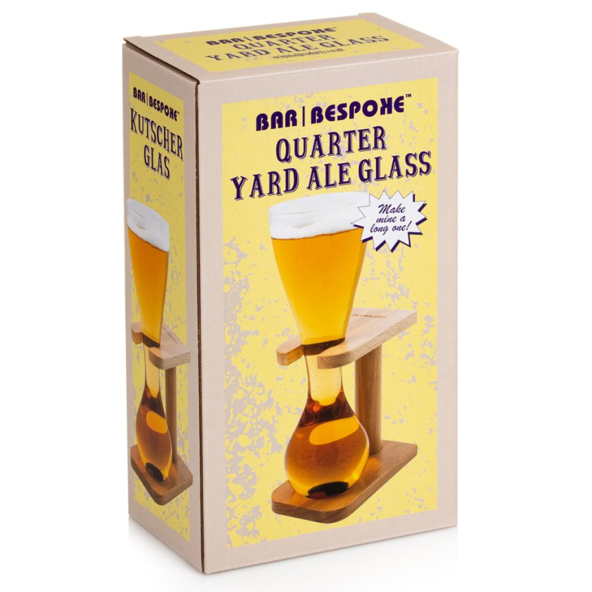 Zoom bild av Quarter Yard Beer ölglas i träställning